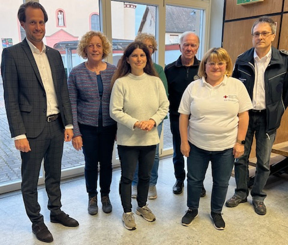 Bild. Christine Rösch. Von links nach rechts Kreisvorstand Felix Brenneisen, Anna Reinschmidt, Sonja König, Anja Ott, Gerhard Hodapp, Ulrike Jörger und Vorstand des DRK Önsbach Markus Schmiederer.